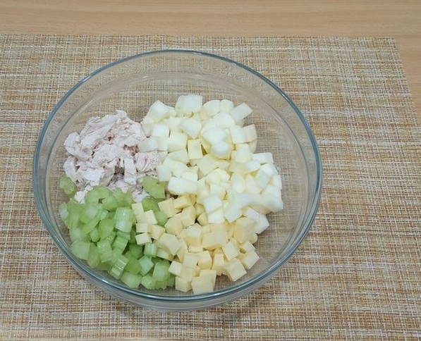 Салат из куриной грудки и сельдерея