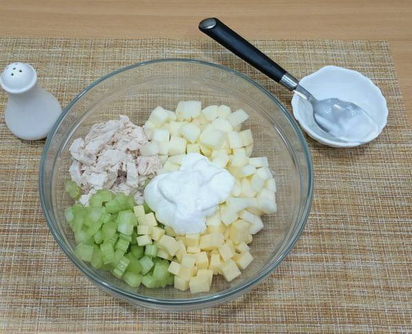Салат из куриной грудки и сельдерея