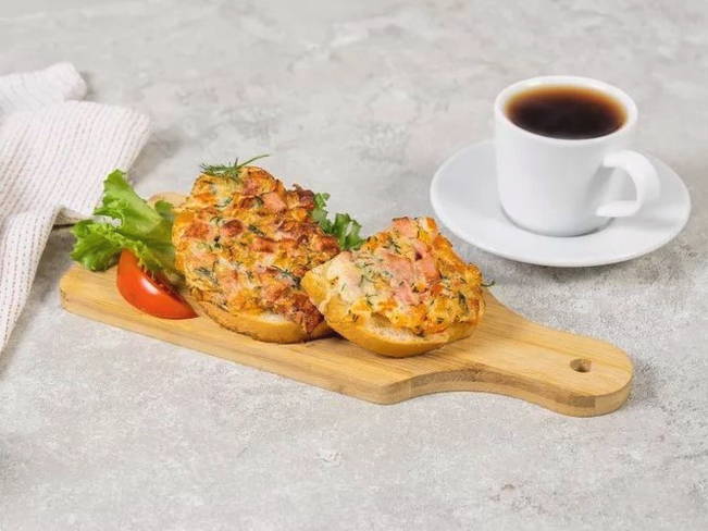 Горячие бутерброды с колбасой на сковороде