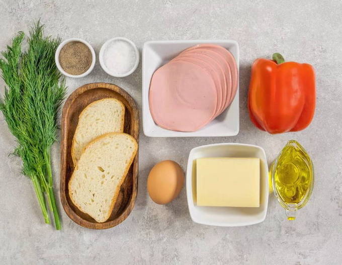 Горячие бутерброды с колбасой на сковороде