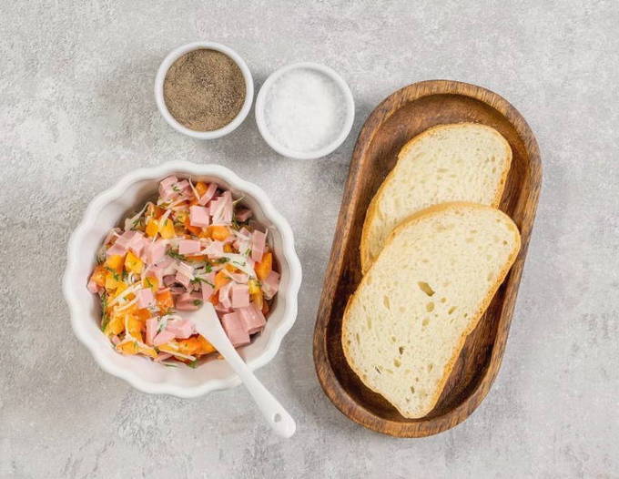 Горячие бутерброды с колбасой на сковороде