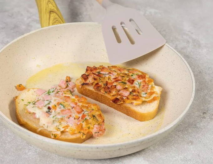 Горячие бутерброды с колбасой на сковороде