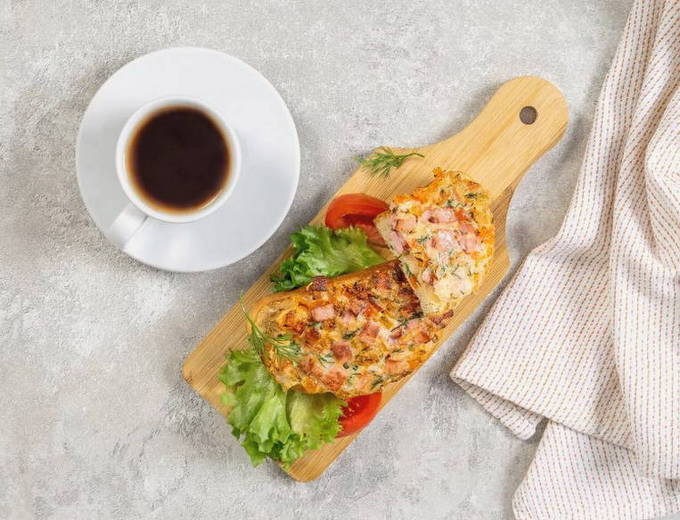 Горячие бутерброды с колбасой на сковороде