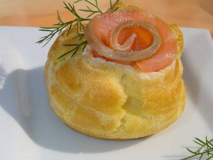 Профитроли с творожным сыром и красной рыбой Профитроли с творожным сыром и красной рыбой