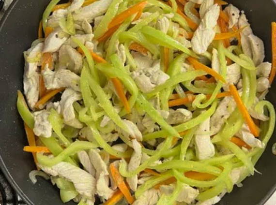 Вок с курицей и рисом Вок с курицей и рисом