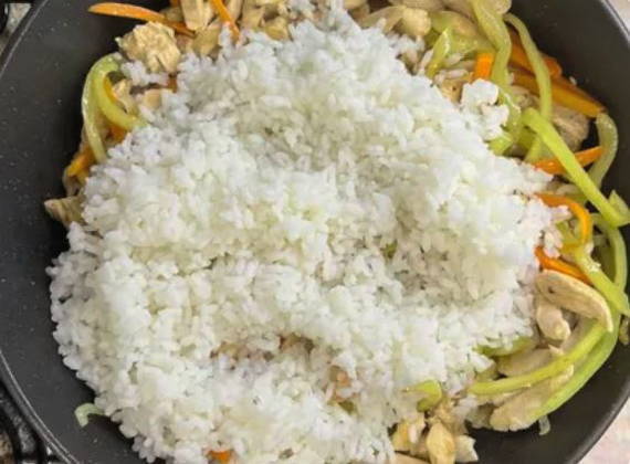 Вок с курицей и рисом Вок с курицей и рисом