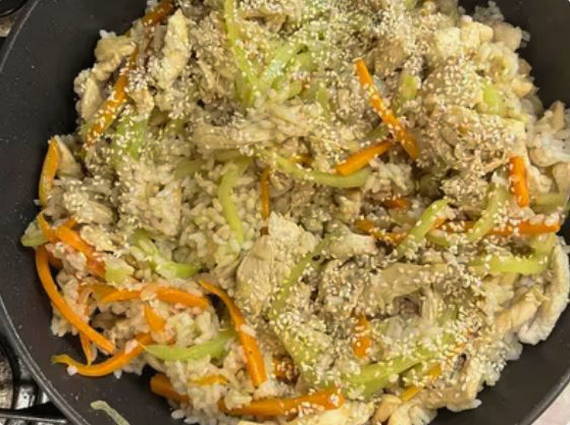 Вок с курицей и рисом Вок с курицей и рисом