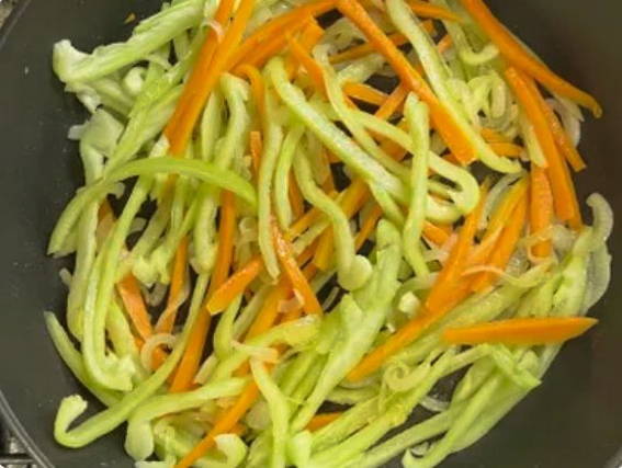 Вок с курицей и рисом Вок с курицей и рисом