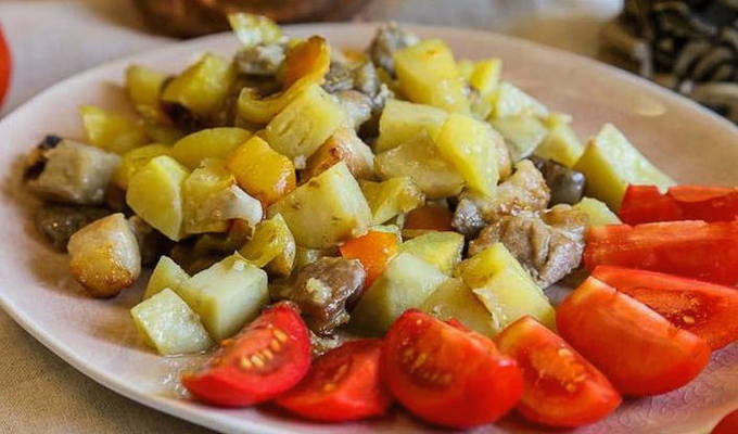 Картошка с мясом и овощами в духовке