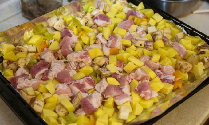 Картошка с мясом и овощами в духовке Картошка с мясом и овощами в духовке
