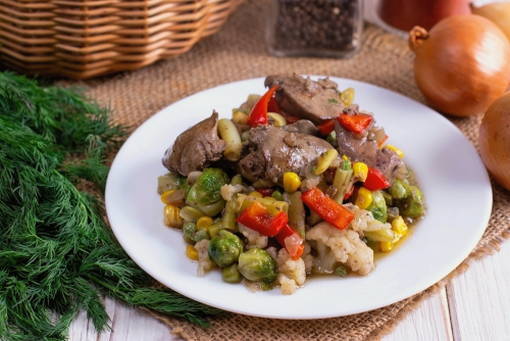 Куриная печень с овощами