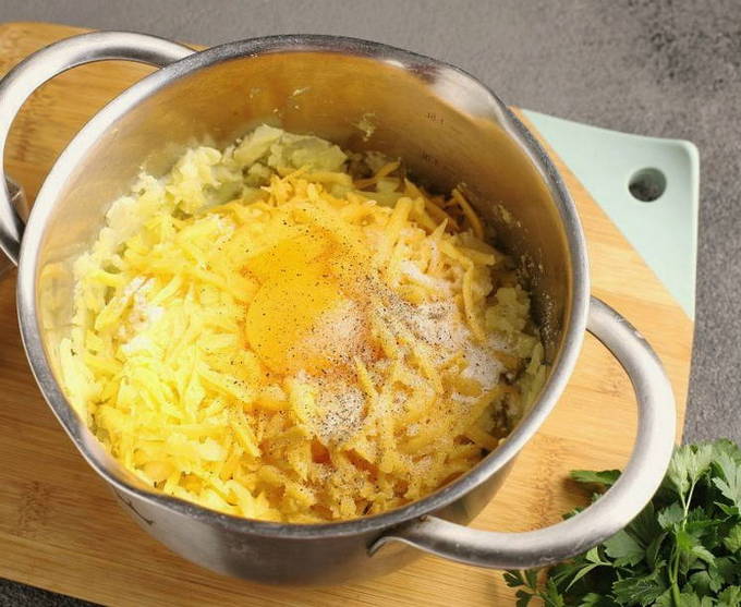 Лепешки с картошкой и сыром на сковороде