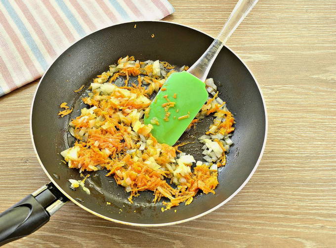 Фаршированный перец половинками под сыром в духовке