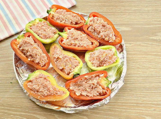 Фаршированный перец половинками под сыром в духовке