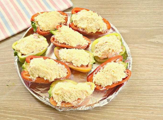 Фаршированный перец половинками под сыром в духовке