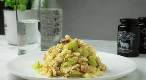Салат из сельдерея и куриной грудки