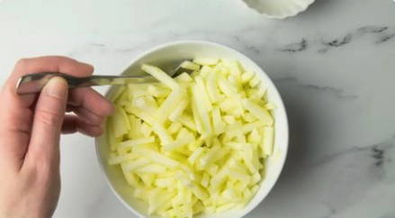 Салат из сельдерея и куриной грудки