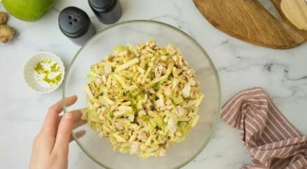 Салат из сельдерея и куриной грудки