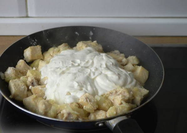 Курица в сметане с луком на сковороде