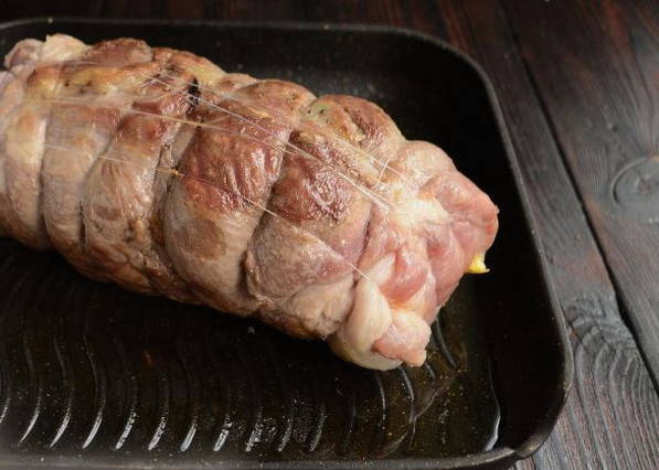 Мясной рулет из свинины в духовке