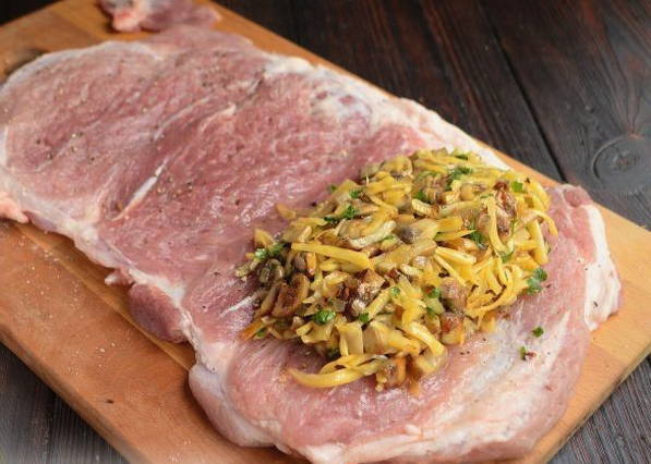 Мясной рулет из свинины в духовке