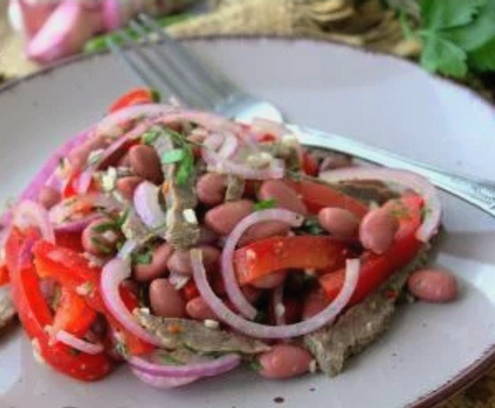 Салат с говядиной, фасолью и болгарским перцем