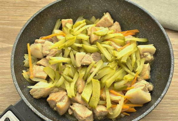 Азу из свинины с солеными огурцами по-татарски Азу из свинины с солеными огурцами по-татарски