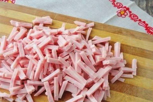 Салат «Нежность» с ветчиной, огурцом и сыром