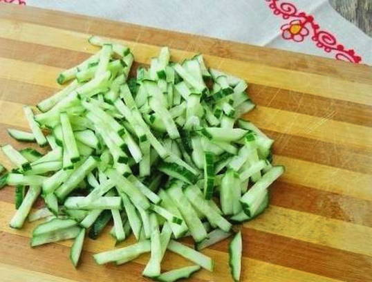 Салат «Нежность» с ветчиной, огурцом и сыром