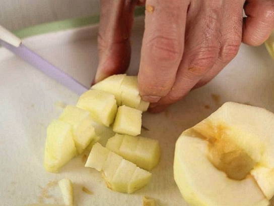 Заливной пирог на сметане с яблоками