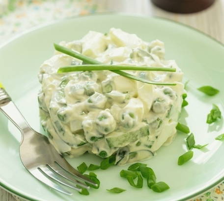 Салат с огурцом, яйцом и горошком Салат с огурцом, яйцом и горошком