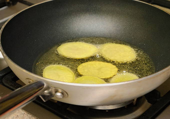 Домашние чипсы из картошки на сковороде Домашние чипсы из картошки на сковороде
