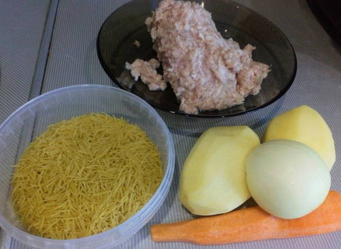 Суп с куриными фрикадельками, картошкой и вермишелью Суп с куриными фрикадельками, картошкой и вермишелью