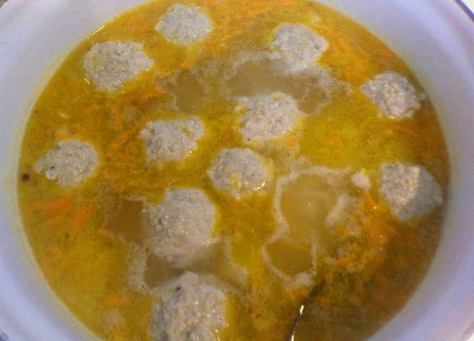Суп с куриными фрикадельками, картошкой и вермишелью Суп с куриными фрикадельками, картошкой и вермишелью