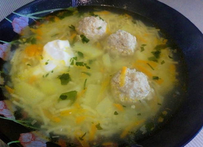 Суп с куриными фрикадельками, картошкой и вермишелью Суп с куриными фрикадельками, картошкой и вермишелью