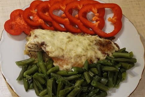 Красный морской окунь на сковороде