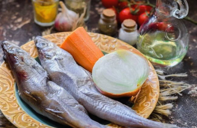 Путассу с луком и морковью на сковороде Путассу с луком и морковью на сковороде