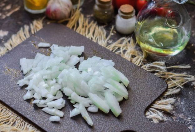 Путассу с луком и морковью на сковороде Путассу с луком и морковью на сковороде