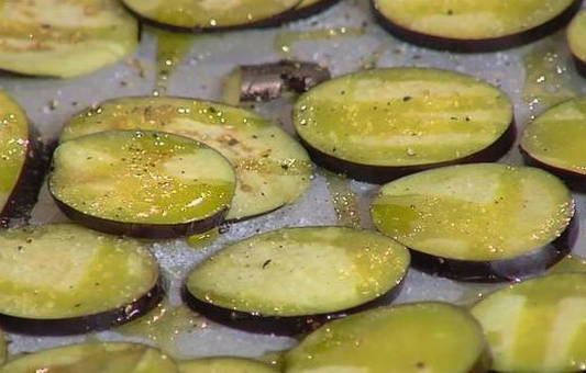 Грузинский салат с баклажанами, помидорами, болгарским перцем и чесноком