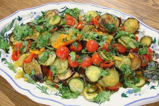 Грузинский салат с баклажанами, помидорами, болгарским перцем и чесноком