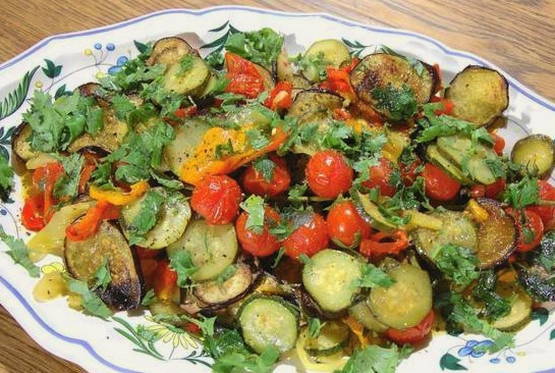 Грузинский салат с баклажанами, помидорами, болгарским перцем и чесноком