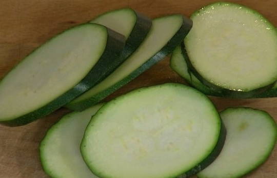 Грузинский салат с баклажанами, помидорами, болгарским перцем и чесноком