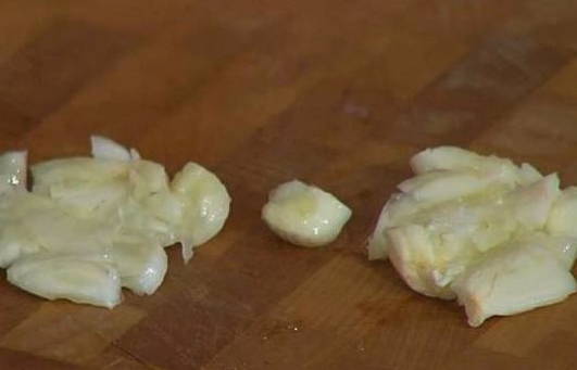 Грузинский салат с баклажанами, помидорами, болгарским перцем и чесноком