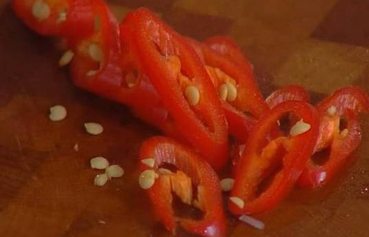 Грузинский салат с баклажанами, помидорами, болгарским перцем и чесноком