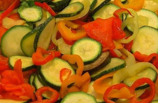 Грузинский салат с баклажанами, помидорами, болгарским перцем и чесноком