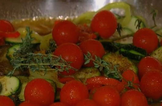 Грузинский салат с баклажанами, помидорами, болгарским перцем и чесноком