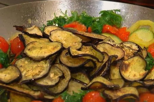 Грузинский салат с баклажанами, помидорами, болгарским перцем и чесноком