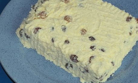 Сырники из творожной массы с изюмом на сковороде Сырники из творожной массы с изюмом на сковороде