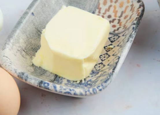 Сырники из творожной массы с изюмом на сковороде Сырники из творожной массы с изюмом на сковороде