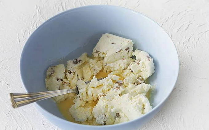 Сырники из творожной массы с изюмом на сковороде Сырники из творожной массы с изюмом на сковороде